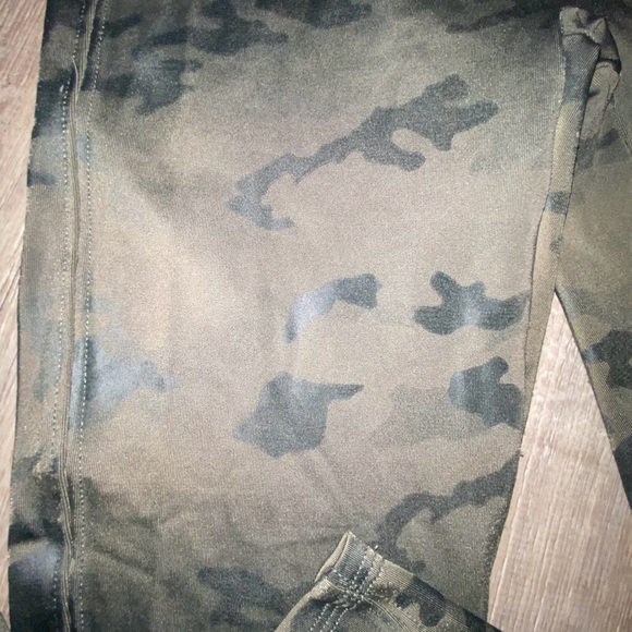 Spanx Look at Me Now High Rise Camo Leggings-Size Small - Picture 9 of 10